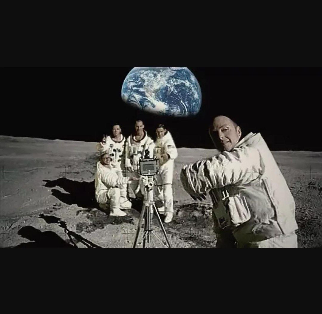 Человек на луне фото оригинал. Американцы на луне. Астронавты аполло 16. Американские астронавты на луне. Американцы на луне карикатура.