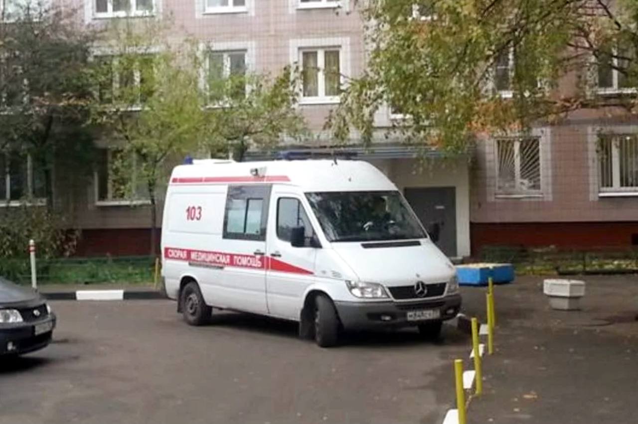 Скорая едет. Скорая. Автомобиль скорой медицинской помощи. Машина скорой помощи во дворе. Машинка скорой помощи.