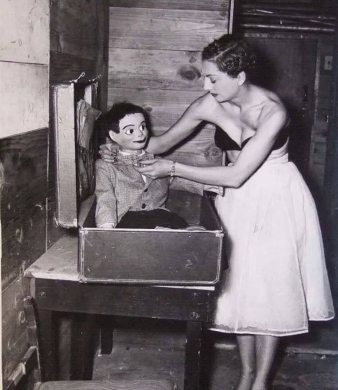 Ужасная история семьи. Мортем викторианской эпохи семья. Странные исторические снимки. Семья уиттакер сша. Маштакова.